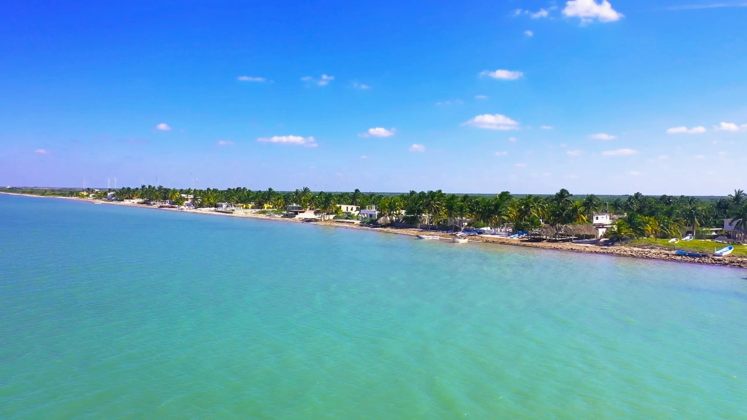 se ubica a minutos de la playa de Santa Clara, Yucatan y menos de una hora de la ciudad de Mérida, dentro del desarrollo Ticmac Bungalows, la primera comunidad de bungalows en Yucatán