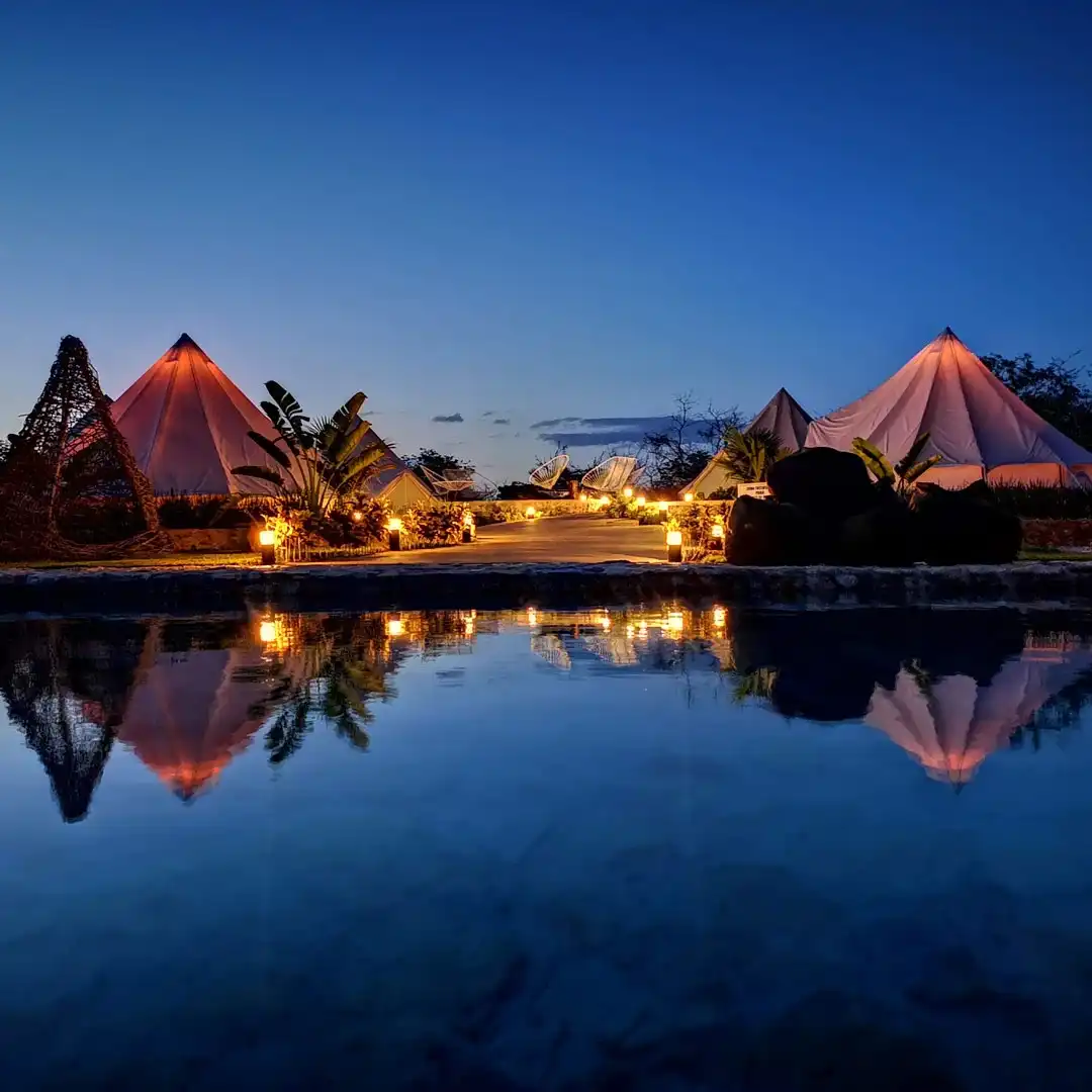 A 50 minutos de Lumké, vive la experiencia única de acampar al aire libre en Glamping Hameki.  