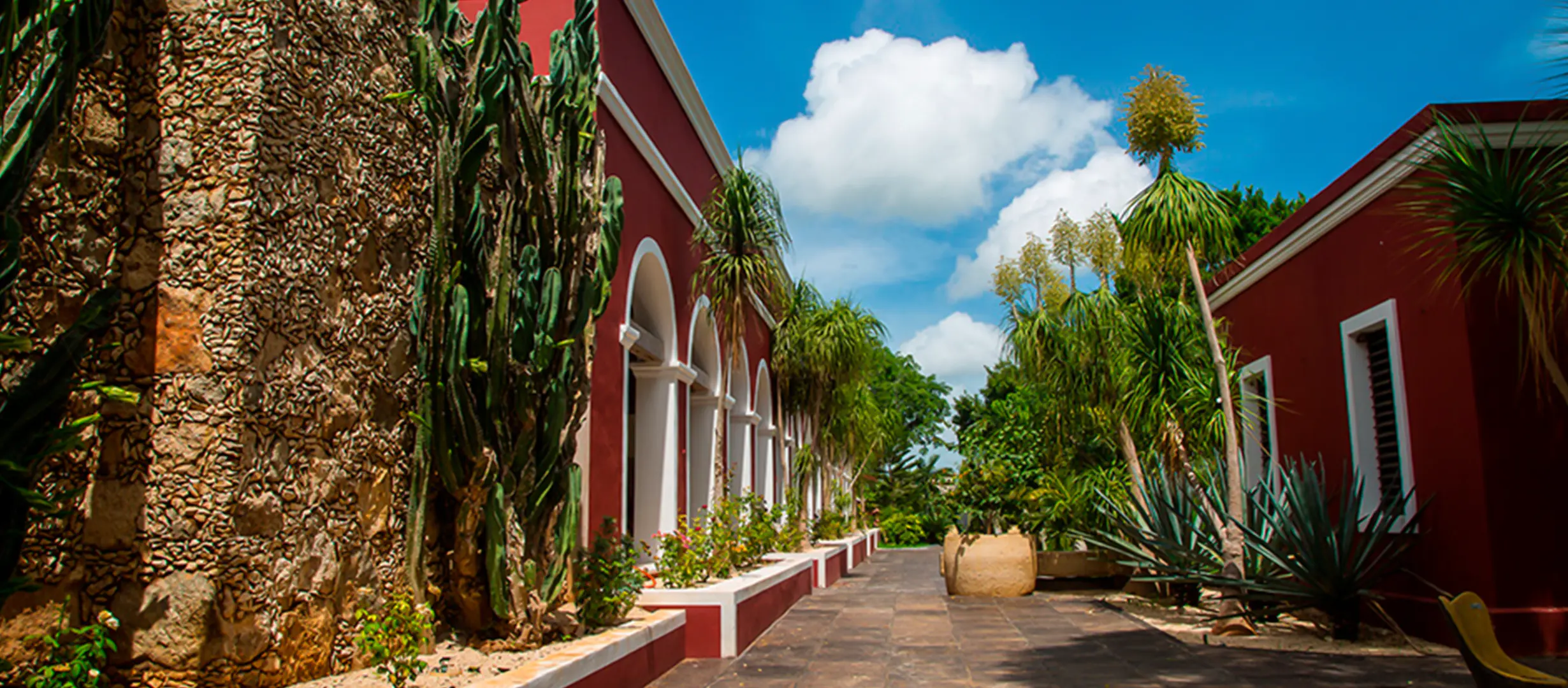 A 50 minutos de Ticmac Bungalows, la maravillosa hacienda hotel resort y spa Sanlahtah te espera con su encanto histórico